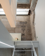Meno ir šviesos sintezė: ekskursija kuriamoje „HiddenFour“ meno galerijoje ir „Loft Gallery“ erdvėse